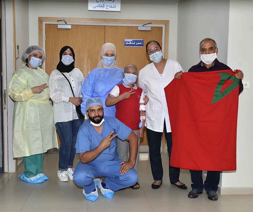 l'équipe du CHU de rabat autour du jeune patient bénéficiaire de la première allogreffe au Maroc