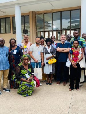 Photos des particoants autour du Dr Bertrand Pourroy